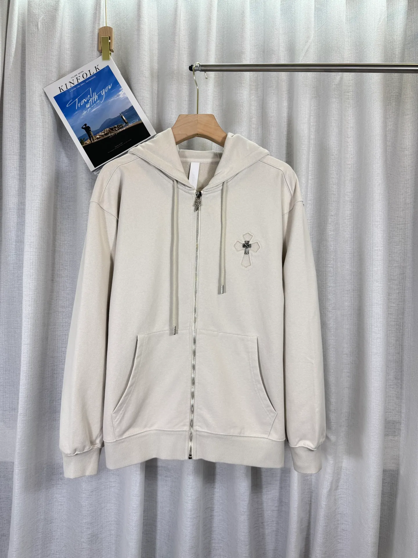 P350 top version, real shot without P, ​​different from market currency) 𝗖𝗵𝗿𝗼𝗺𝗲 𝗛𝗲𝗮𝗿𝘁𝘀/Cro Heart 2025 Washed Burnt Patches Embroidered Autumn and Winter New Original Counter American Laser Burnt 3D Couple Casual Cardigan Sweatshirt 👑The highest version! Customized fabric 480g tripe terry fabric! American acid-washed and distressed original fabric, laser burning + patch embroidery, exquisite embroidery of letters! The best-selling model in the counter, very comfortable to wear. Accessories: original molded and authenticated collar label➕100% silk wash label. Genuine purchase-grade original hangtag➕matching hanging rope➕3D hanging beads➕original packaging bag. Craftsmanship: The original version has consistent wiring! The highest version of the armhole matching technique! Color: Beige Black Size: S M L XL Style No.: 25-320